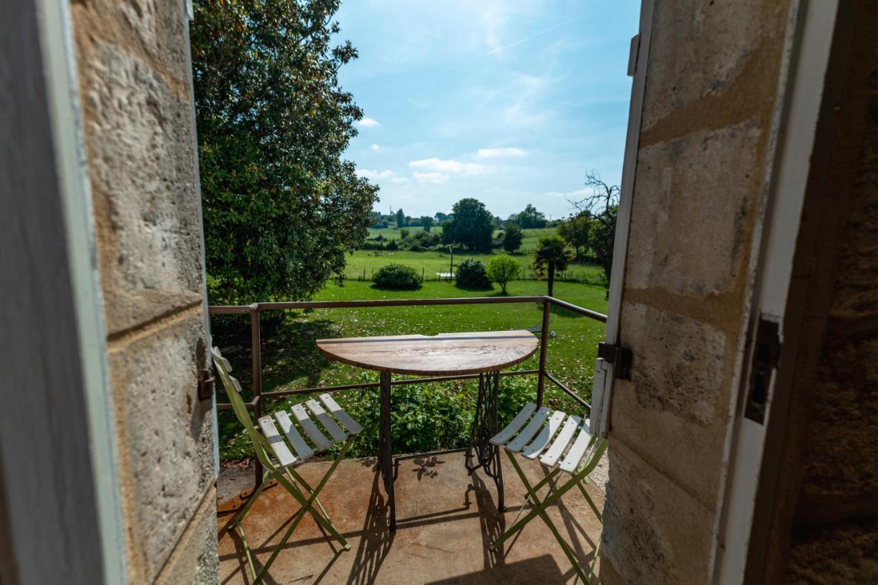 Suite campagnarde de 40 m2 avec vue sur les vignes au Château Camponac Bourg Extérieur photo
